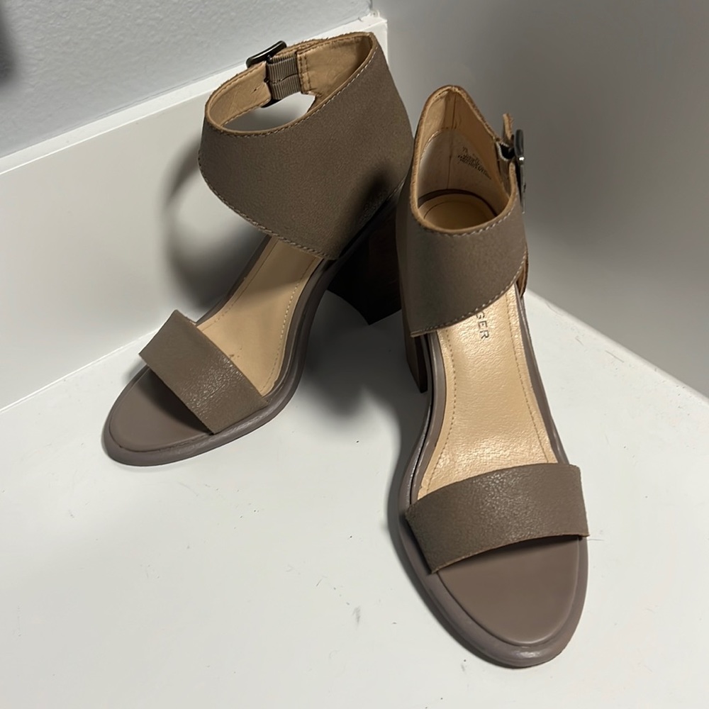 Kelsi Dagger 4” heel